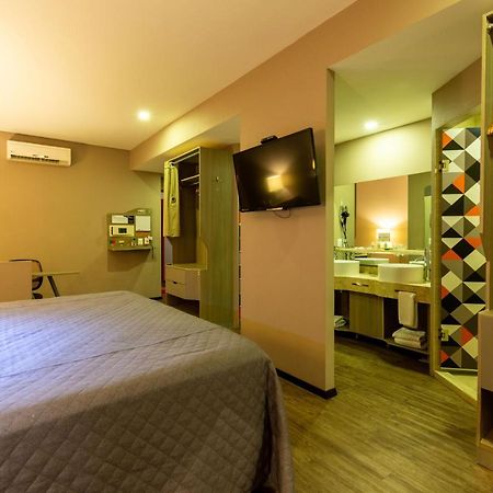 Hotel Glow Point - Mulza Леон Екстер'єр фото
